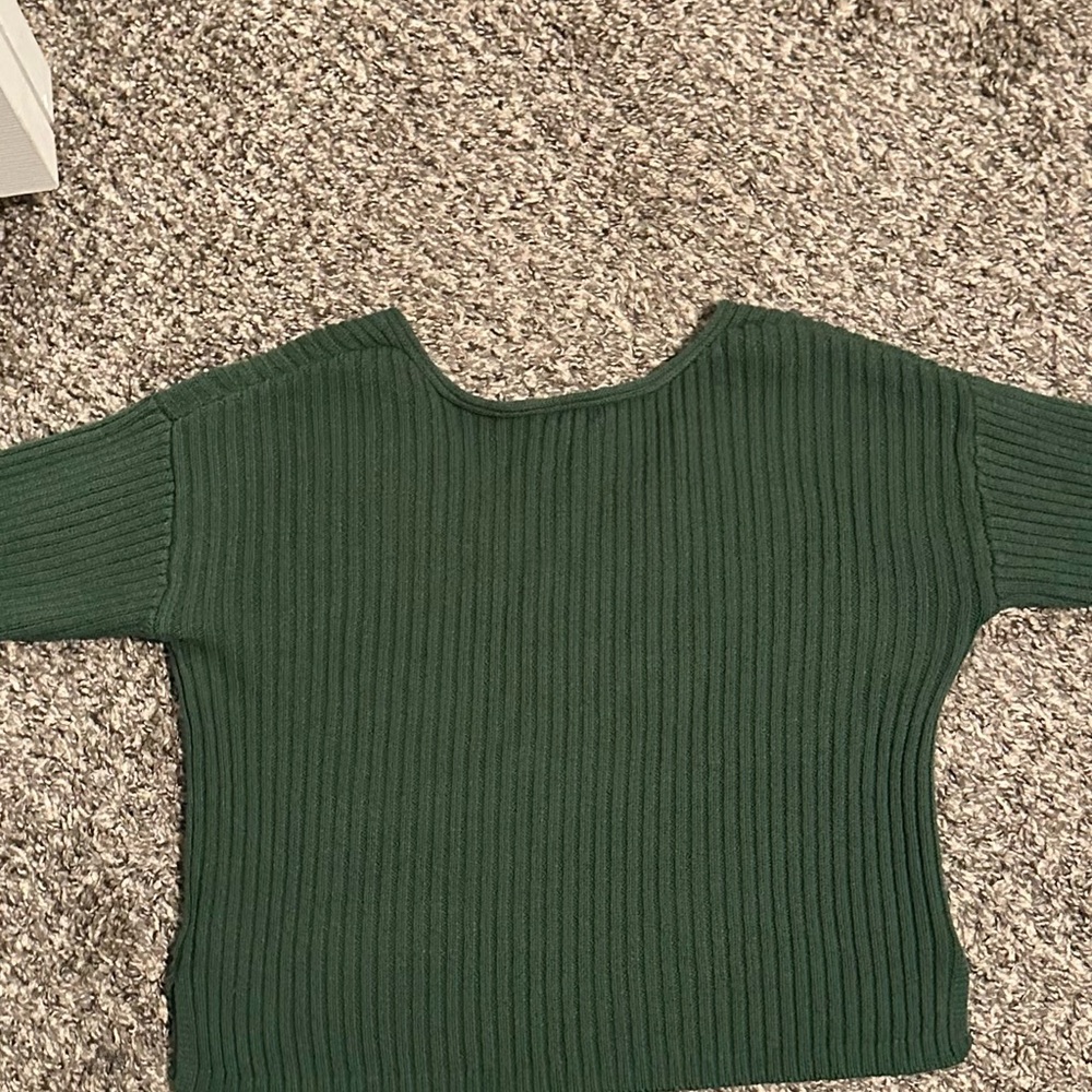 Cropped Ribbed V-Neck Sweater - Picture 3 of 3
